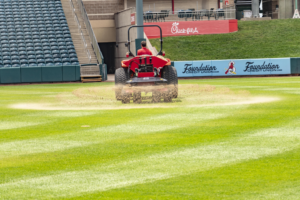 Innovatieve oplossingen voor grasonderhoud: Redexim's RINK topdressers