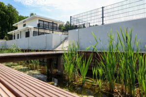 Keerwanden van Bosch beton in en om het water, bijvoorbeeld bij het aanleggen van zwembaden en watergeulen.