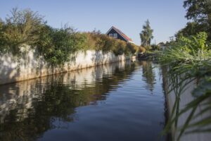 Keerwanden van Bosch beton in en om het water, bijvoorbeeld bij het aanleggen van zwembaden en watergeulen.