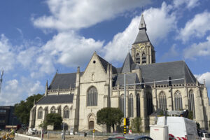 Unieke renovatie kerktuin Vilvoorde