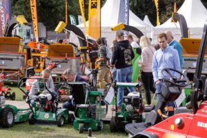 Bezoek Demo Groen: De grootste Belgische openluchtdemonstratie van materiaal voor tuin, groene zones, sportvelden en stadsreiniging.