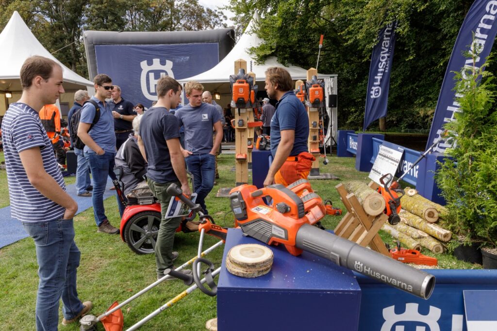 Bezoek Demo Groen: De grootste Belgische openluchtdemonstratie van materiaal voor tuin, groene zones, sportvelden en stadsreiniging.