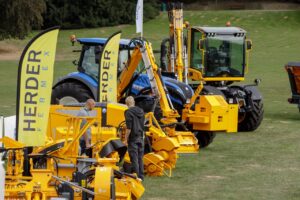 Bezoek Demo Groen: De grootste Belgische openluchtdemonstratie van materiaal voor tuin, groene zones, sportvelden en stadsreiniging.