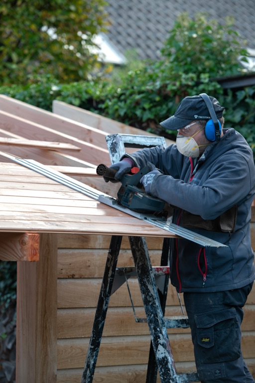 Voor ons nieuwste testproject in CG Concept hebben we een unieke houtopslag gecreëerd met een geïntegreerde kippenren, perfect passend in de natuurlijke omgeving van een landelijke tuin. Dit constructieproject vroeg om precisie en duurzaamheid. We konden hiervoor enkele professionele gereedschappen van Bosch testen.