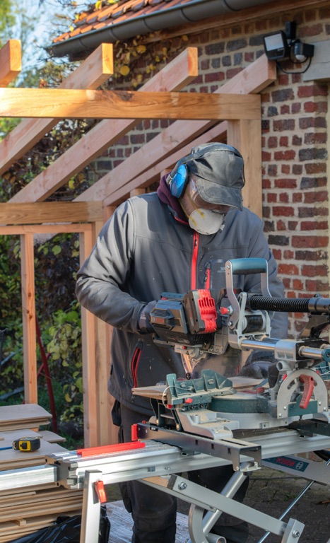 Voor ons nieuwste testproject in CG Concept hebben we een unieke houtopslag gecreëerd met een geïntegreerde kippenren, perfect passend in de natuurlijke omgeving van een landelijke tuin. Dit constructieproject vroeg om precisie en duurzaamheid. We konden hiervoor enkele professionele gereedschappen van Bosch testen.