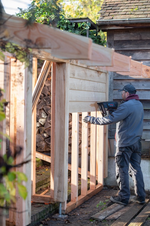 Voor ons nieuwste testproject in CG Concept hebben we een unieke houtopslag gecreëerd met een geïntegreerde kippenren, perfect passend in de natuurlijke omgeving van een landelijke tuin. Dit constructieproject vroeg om precisie en duurzaamheid. We konden hiervoor enkele professionele gereedschappen van Bosch testen.